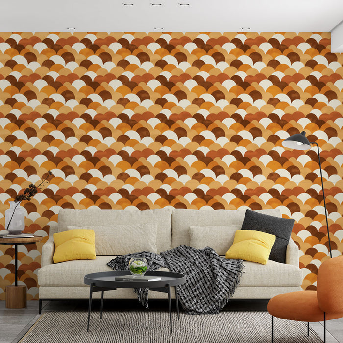 Un salon moderne avec un papier peint aux motifs de vagues en tons chauds de marron et beige, créant une ambiance chaleureuse et accueillante.