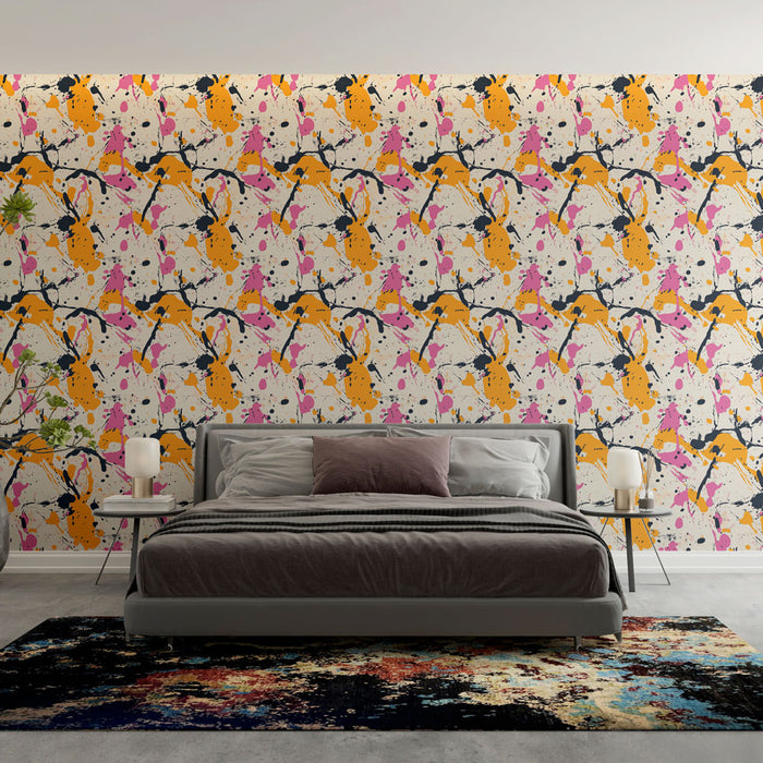 Une chambre moderne avec un papier peint artistique aux motifs abstraits orange, rose et noir sur fond clair, créant une ambiance dynamique et vivante.