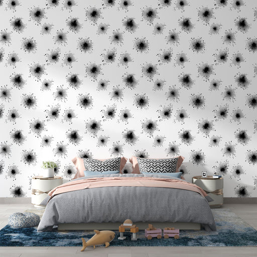 Une chambre moderne avec un papier peint abstrait noir et blanc, représentant des éclaboussures artistiques, créant une ambiance dynamique et contemporaine.