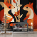 Une chambre d'enfant avec un papier peint graphique représentant des écureuils stylisés en orange et beige sur fond noir, créant une ambiance ludique et chaleureuse.
