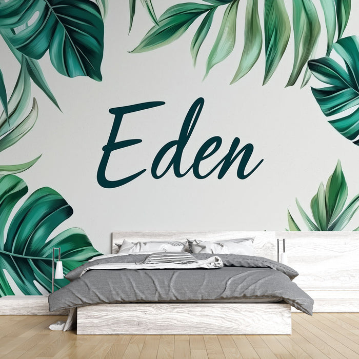 Une chambre moderne avec un papier peint tropical représentant de grandes feuilles vertes sur fond clair, créant une ambiance fraîche et apaisante.