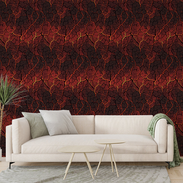 Un salon moderne avec un papier peint aux motifs de fissures rouges et noires, agrémenté de touches dorées, créant une ambiance chaleureuse et audacieuse.