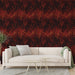 Un salon moderne avec un papier peint aux motifs de fissures rouges et noires, agrémenté de touches dorées, créant une ambiance chaleureuse et audacieuse.