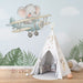 Une chambre d'enfant avec un papier peint illustré représentant un éléphant dans un avion, créant une ambiance ludique et joyeuse.