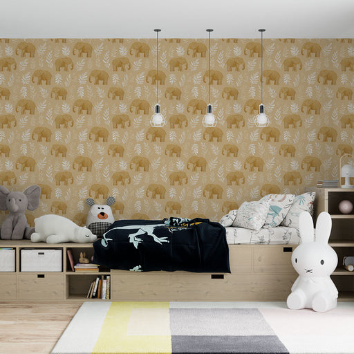 Une chambre d'enfant avec un papier peint illustrant des éléphants dorés sur fond beige, créant une atmosphère ludique et chaleureuse.