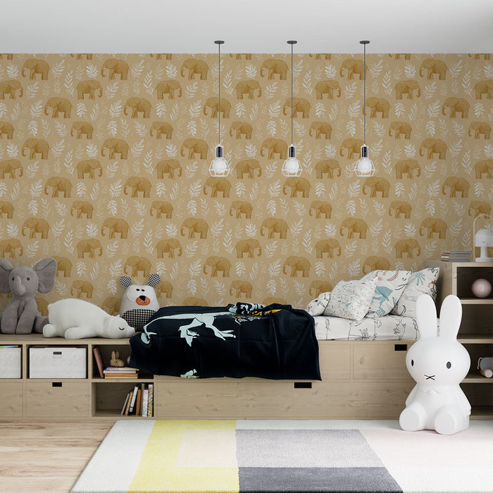 Une chambre d'enfant avec un papier peint illustrant des éléphants dorés sur fond beige, créant une atmosphère ludique et chaleureuse.