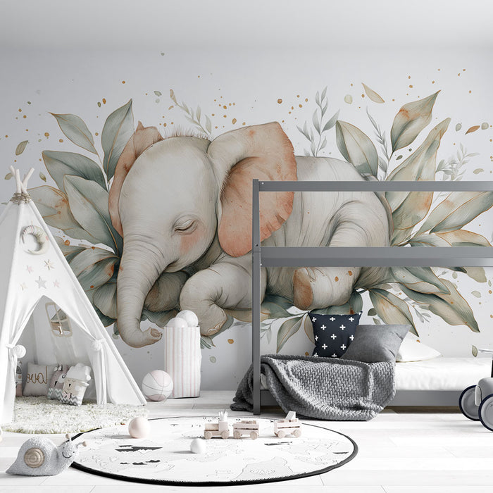 Une chambre d'enfant avec un papier peint illustrant un éléphant endormi entouré de feuilles délicates, créant une atmosphère douce et apaisante.
