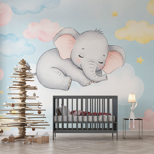 Une chambre d'enfant avec un papier peint illustrant un éléphant endormi sur des nuages, dans des teintes douces de bleu et rose, créant une atmosphère rêveuse et apaisante.