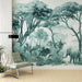 Une pièce moderne avec un papier peint représentant une forêt tropicale en nuances de vert, créant une ambiance apaisante et naturelle.