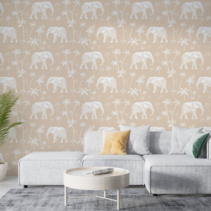 Un salon moderne avec un papier peint beige illustrant des éléphants et des palmiers en blanc, créant une ambiance tropicale et apaisante.