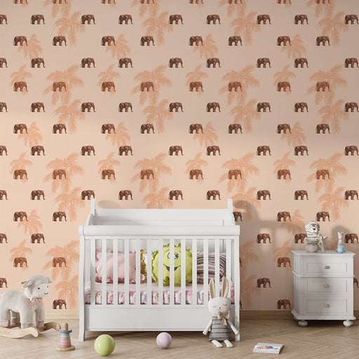 Une chambre d'enfant avec un papier peint doux représentant des éléphants marron et des palmiers sur fond pêche, créant une ambiance ludique et chaleureuse.
