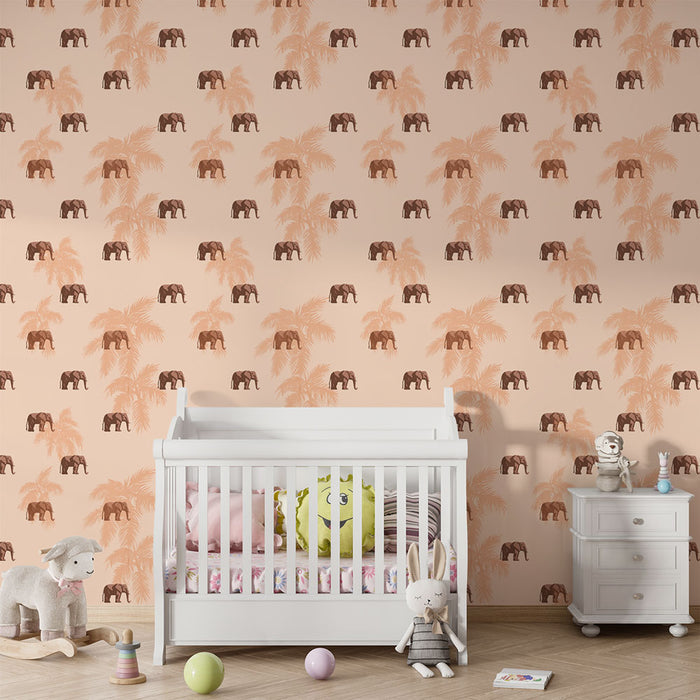 Une chambre d'enfant avec un papier peint doux représentant des éléphants marron et des palmiers sur fond pêche, créant une ambiance ludique et chaleureuse.