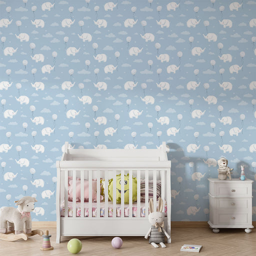 Une chambre d'enfant avec un papier peint bleu clair illustrant des éléphants flottants parmi des nuages, créant une ambiance joyeuse et ludique.