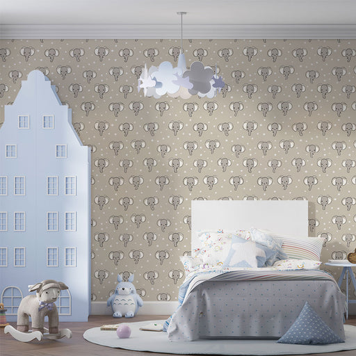 Une chambre d'enfant avec un papier peint beige orné de motifs d'éléphants mignons et de petites étoiles, créant une ambiance douce et ludique.