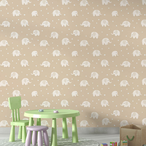 Une chambre d'enfant avec un papier peint beige orné de petits éléphants blancs et d'étoiles, créant une ambiance douce et ludique.