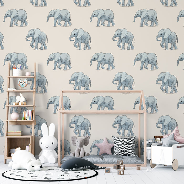 Une chambre d'enfant avec un papier peint illustré d'éléphants bleus sur fond beige, créant une ambiance douce et ludique.