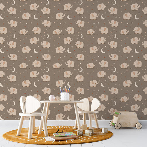 Une chambre d'enfant avec un papier peint ludique illustrant des éléphants sur fond brun, créant une atmosphère douce et joyeuse.