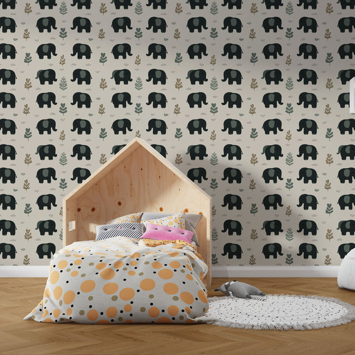 Une chambre d'enfant avec un papier peint illustrant des éléphants noirs sur fond clair, agrémenté de motifs végétaux, créant une ambiance ludique et chaleureuse.