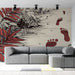 Un salon moderne avec un papier peint représentant des empreintes de pas rouges sur un fond beige, entouré de feuillages stylisés évoquant une ambiance naturelle et intrigante.