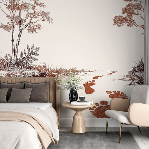 Une chambre élégante avec un papier peint illustrant des arbres et des empreintes de pas en brun sur fond clair, évoquant une atmosphère naturelle et sereine.