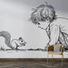Une chambre d’enfant avec un papier peint illustratif en noir et blanc représentant un garçon curieux observant un écureuil, créant une ambiance ludique et imaginative.