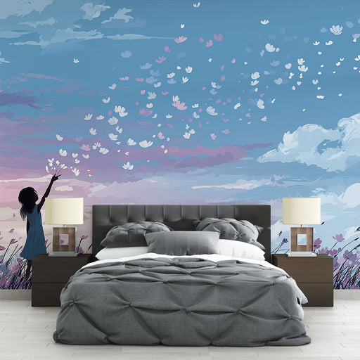 Une chambre moderne avec un papier peint représentant un ciel bleu parsemé de fleurs blanches et roses, évoquant une atmosphère rêveuse et poétique.