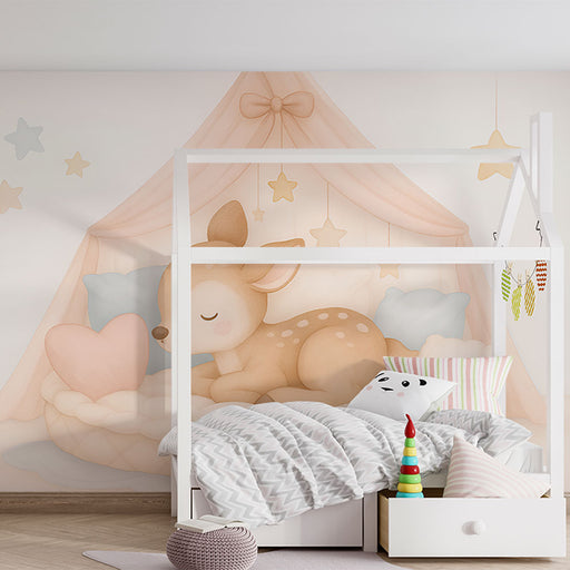 Une chambre d'enfant avec un papier peint doux représentant un faon endormi sous un ciel étoilé, créant une ambiance apaisante et rêveuse.