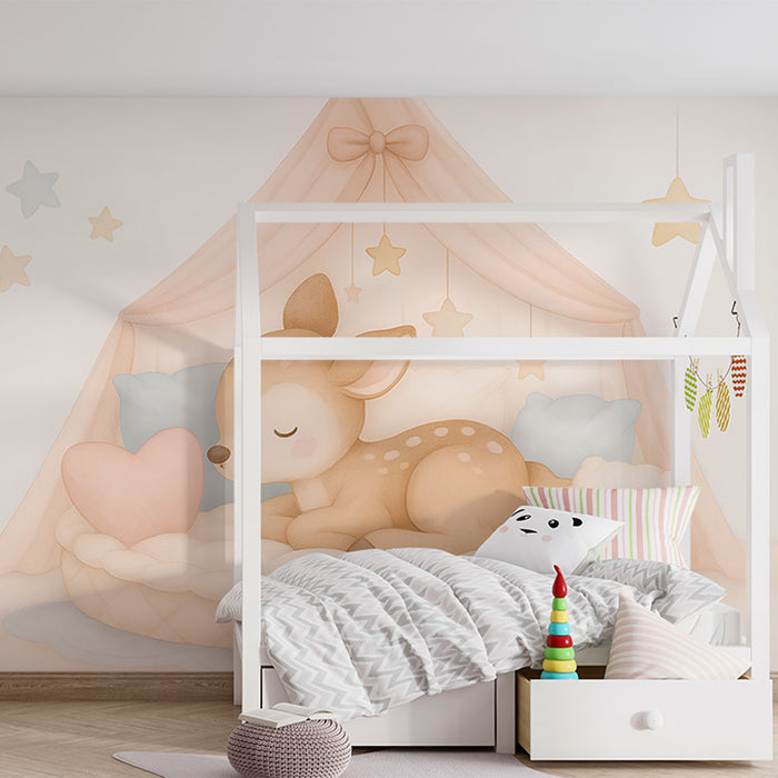 Une chambre d'enfant avec un papier peint doux représentant un faon endormi sous un ciel étoilé, créant une ambiance apaisante et rêveuse.