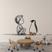 Une chambre d'enfant avec un papier peint illustratif représentant un garçon et un pingouin, créant une atmosphère ludique et imaginative.
