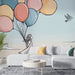 Une pièce de vie lumineuse avec un papier peint illustratif représentant une jeune femme tenant des ballons colorés, créant une atmosphère joyeuse et rêveuse.