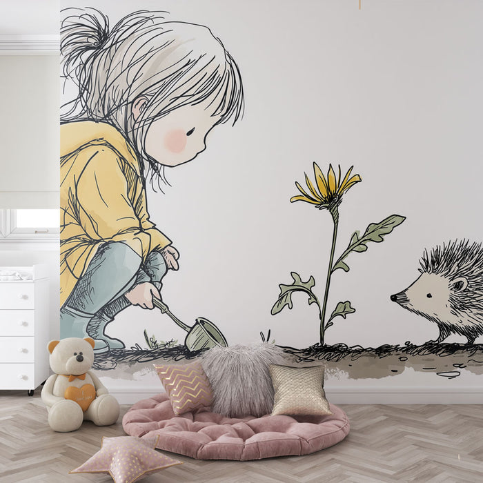 Une chambre d'enfant avec un papier peint illustré représentant une petite fille en jaune, un hérisson et une fleur, créant une ambiance douce et ludique.