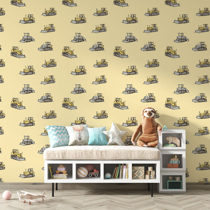 Une chambre d'enfant avec un papier peint jaune illustré de bulldozers en motifs ludiques, créant une ambiance dynamique et amusante.