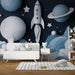 Papier peint espace avec décorations célestes, fusée et planètes pour chambre d'enfant.