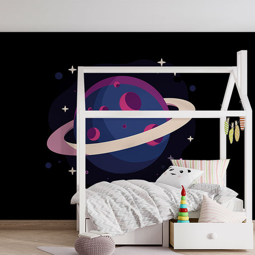 Une chambre d'enfant avec un papier peint spatial représentant une planète bleue entourée d'anneaux roses sur fond noir, créant une ambiance imaginative et ludique.