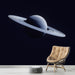 Une pièce moderne avec un papier peint représentant Saturne sur fond noir, créant une atmosphère cosmique et fascinante.