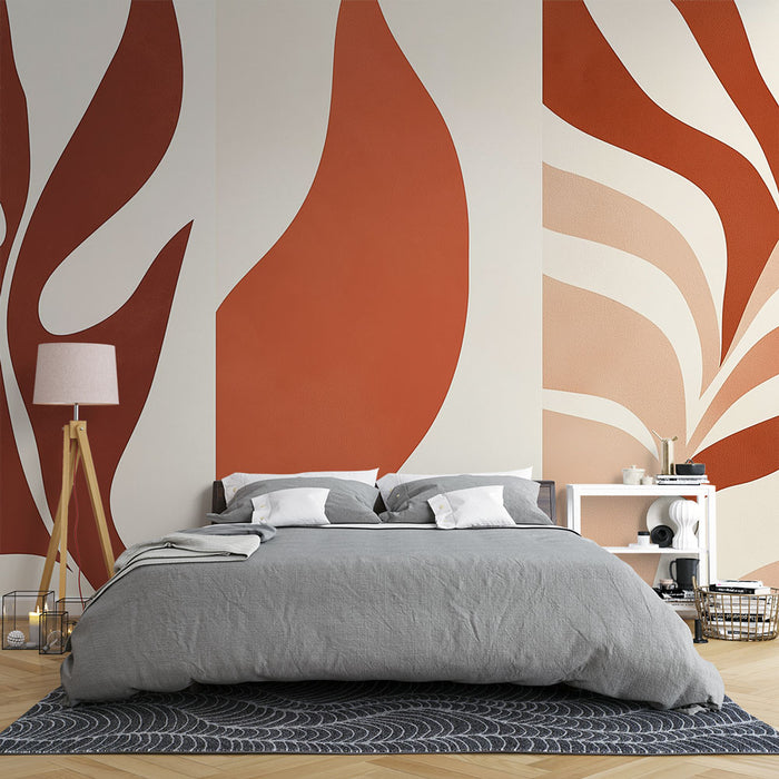 Une chambre moderne avec un papier peint aux motifs abstraits dans des teintes chaudes de rouge et beige, créant une atmosphère dynamique et accueillante.