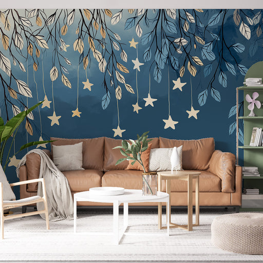 Un salon moderne avec un papier peint bleu profond orné de feuilles et d'étoiles suspendues, créant une ambiance douce et poétique.