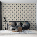 Un salon moderne avec un papier peint aux motifs étoilés bleu marine sur fond crème, créant une atmosphère élégante et dynamique.