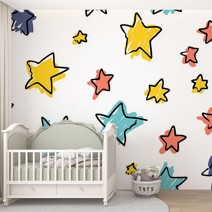 Une chambre d'enfant avec un papier peint ludique orné d'étoiles colorées en jaune, rouge, bleu et noir sur fond blanc, créant une atmosphère joyeuse et dynamique.
