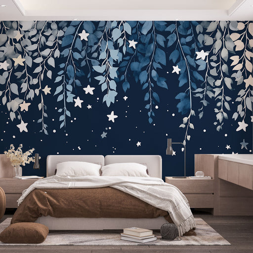 Une chambre moderne avec un papier peint bleu nuit illustrant des feuilles délicates et des étoiles, créant une ambiance apaisante et rêveuse.