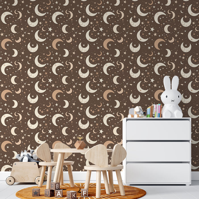 Une chambre d'enfant avec un papier peint brun orné de lunes et d'étoiles dans des teintes douces, créant une atmosphère ludique et apaisante.