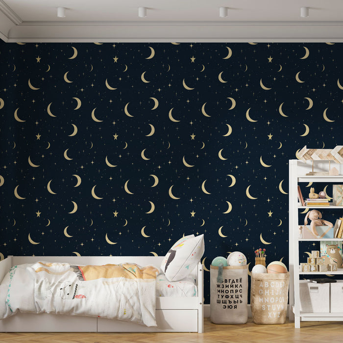 Une chambre d'enfant avec un papier peint bleu nuit orné de lunes dorées et d'étoiles, créant une atmosphère rêveuse et apaisante.