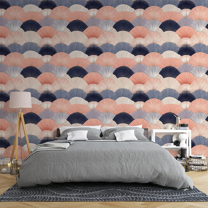 Une chambre élégante avec un papier peint aux motifs de éventails dans des teintes douces de rose, bleu et crème, créant une atmosphère apaisante et moderne.