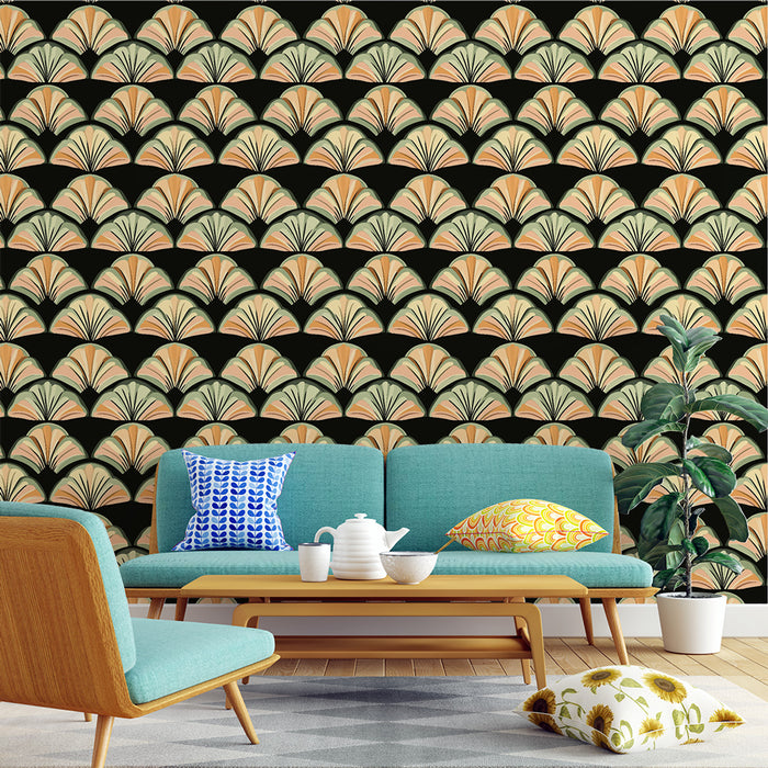 Un salon moderne avec un papier peint art déco noir orné de motifs en éventail aux teintes douces, créant une ambiance élégante et dynamique.