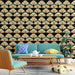 Un salon moderne avec un papier peint art déco noir orné de motifs en éventail aux teintes douces, créant une ambiance élégante et dynamique.