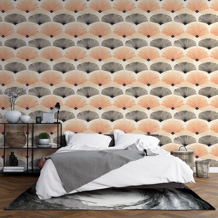 Une chambre moderne avec un papier peint aux motifs de éventails en dégradé de pêche et noir, créant une ambiance élégante et chaleureuse.