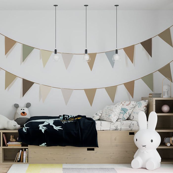 Une chambre d'enfant avec un papier peint représentant des fanions aux teintes douces et naturelles, créant une atmosphère ludique et chaleureuse.
