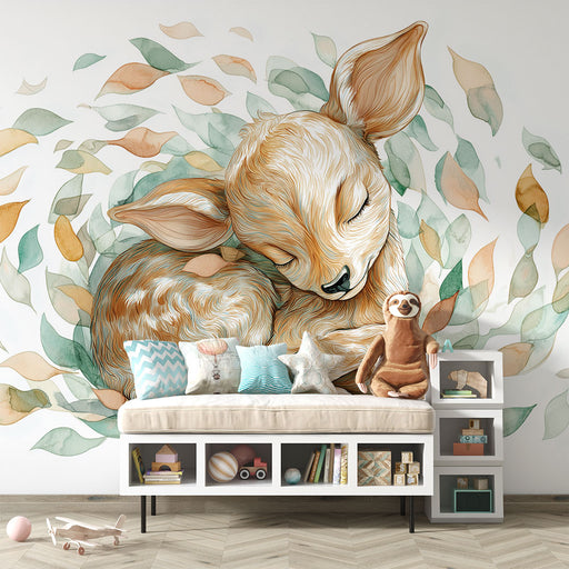 Une chambre d'enfant avec un papier peint illustrant un faon endormi entouré de feuilles pastel, créant une atmosphère douce et apaisante.