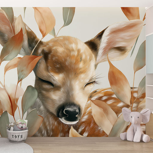 Une chambre douce avec un papier peint illustrant un faon endormi entouré de feuillages aux teintes chaudes, créant une atmosphère apaisante et naturelle.