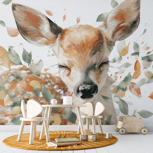 Une chambre d'enfant avec un papier peint illustrant un faon délicat entouré de feuillages aux teintes douces, créant une ambiance chaleureuse et apaisante.